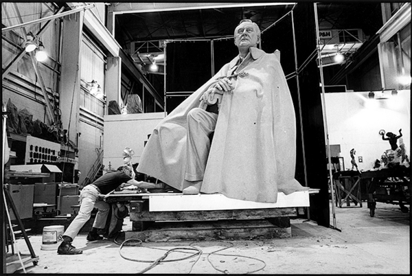 Reaching the Foot : Shaping A President : Diane Smook Photography: Nature, Dance, Documentary